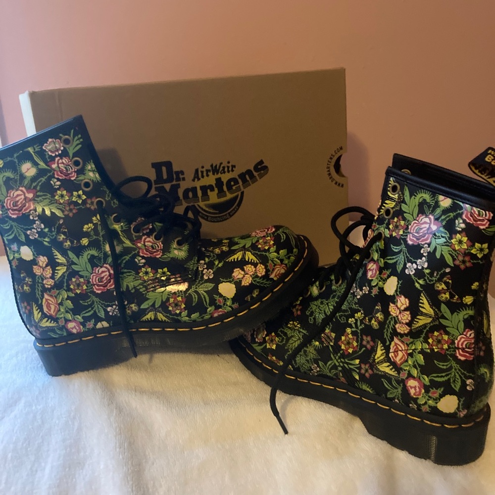 Brand new floral Dr Martens Adult Sz 9